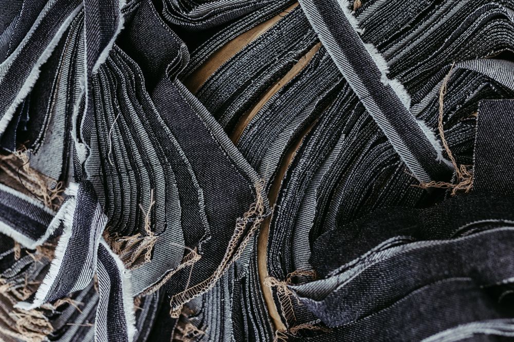Detalhe das tramas e bordas de tiras de tecido jeans